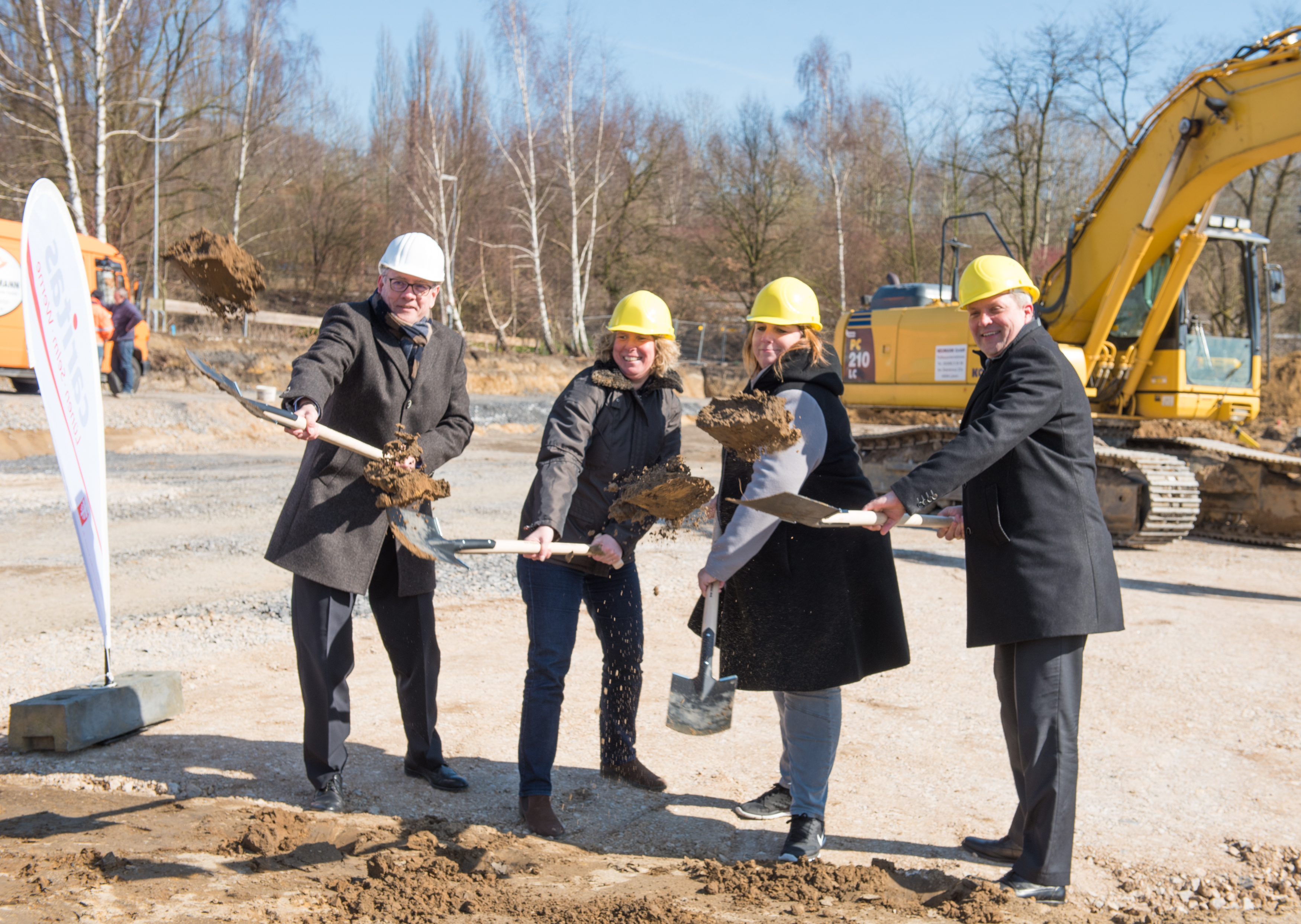 von links nach rechts:
Hans-Peter Benstein – Vorstand Caritasverband Lünen-Selm-Werne e.V.
Anne Linnemannstöns – leitende Architektin Architektur Danne|Linnemannstöns
Heike Homann – Leitung Zentrale Verwaltung Caritasverband Lünen-Selm-Werne e.V.
Jürgen Kleine-Frauns – Bürgermeister