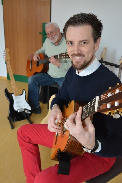 Musikschulleiter Martin Niedzwiecki (im Hintergrund) freut sich über die Zusammenarbeit mit dem neuen Gitarrenlehrer Matthias Brakel. | Foto: Stadt Hemer