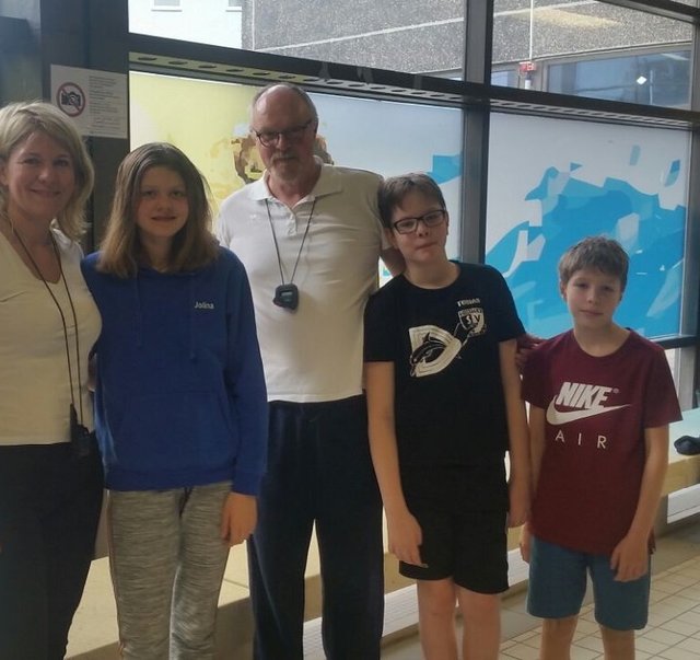 Beim 27. Horster Nachwuchsschwimmfest blieb kein Dorstener Schwimmer ohne Medaille: (v.l.) Jolina Annabel Schulte-Bockholt, Tobias Reese und Lukas Ogoniak. Tanja Schulte-Bockholt und Michael Reese waren als Kampfrichter im Einsatz.