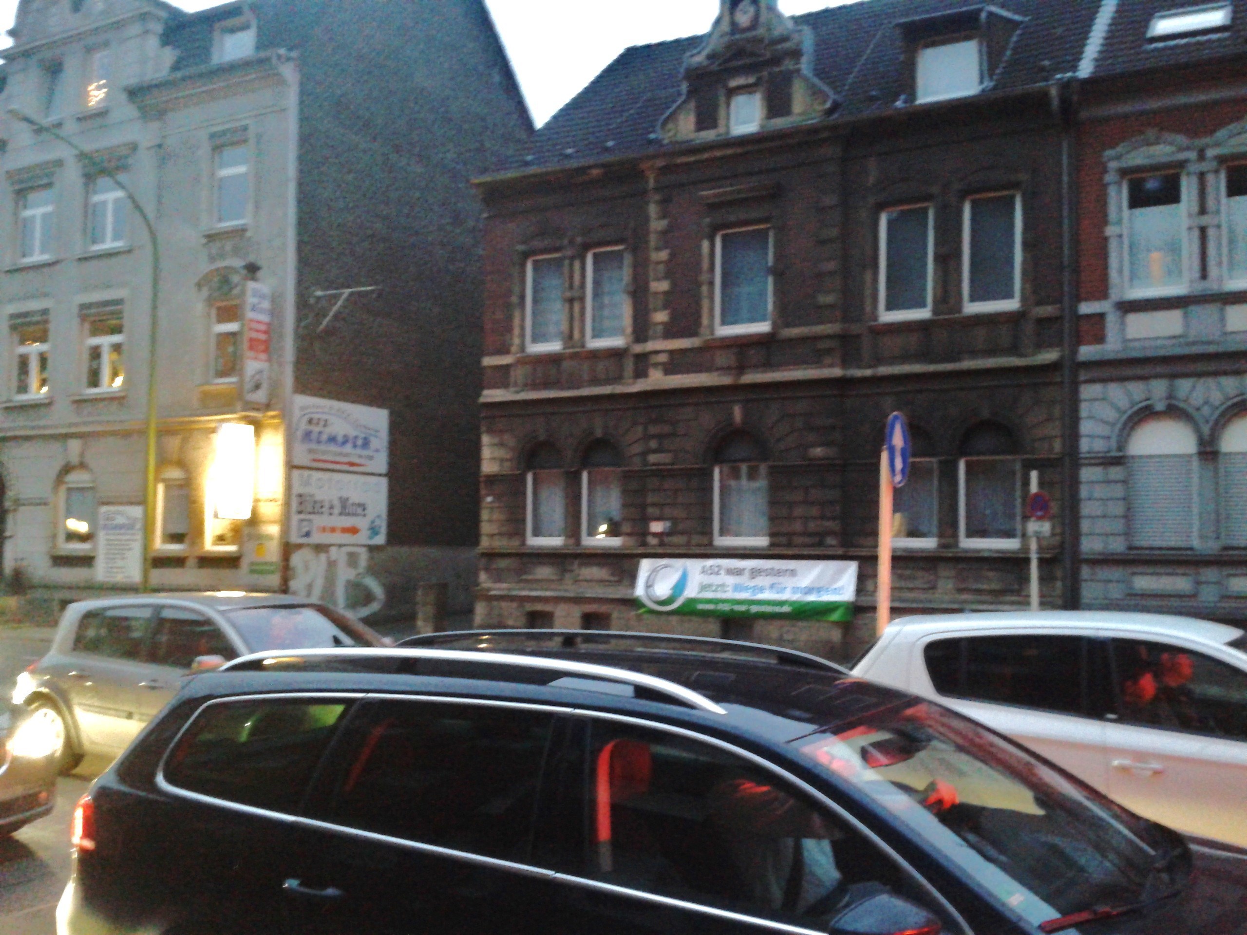 Die Gladbecker Strasse in Altenessen ist nicht nur durch PKW- und LKW-Verkehres überlastet - hier wird zumindest über eine Meßstation die permanente Grenzwertüberschreitung der Luftschadstoffe auch dokumentiert.