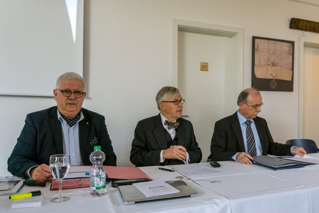 Der Vorstand, Dr. Hans Buffart, 1. Vorsitzender (Mitte), der Schatzmeister, Hans van Bergerem (rechts) und der 2. Vorsitzende und Geschäftsführer, Mike Urban (links) hatten den Mitglieder allerhand Informationen mitgebracht. Fotos: privat