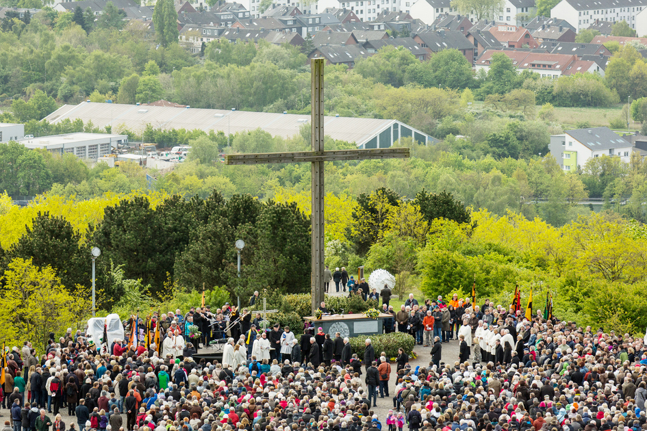 Der Kreuzweg endet auf dem Haldenplateau am großen Holzkreuz, das Auszubildende des Bergwerks 1987 zum Besuch von Papst Johannes Paul II. im Ruhrgebiet aus sogenannten Spurlatten aus dem Bergbau errichtet haben.