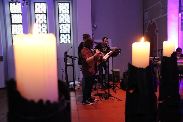 .. dazu rhythmische Musik im ersten  _cultum.gott Jugendgottesdienst
