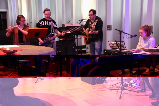 Anika am Keyboard, Johanna an der Querflöte, Julius am Bass und Michael an der Gitarre. Schlagzeuger Yanneck war erkrankt.