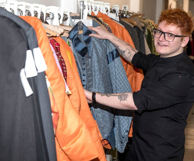 Die Arbeitskleidung in der Spielzeugfabrik ist orange, Pascal Seibicke jedenfalls kann es nicht bunt genug zugehen, obwohl er selbst nur Schwarz trägt. Foto: Gerd Kaemper