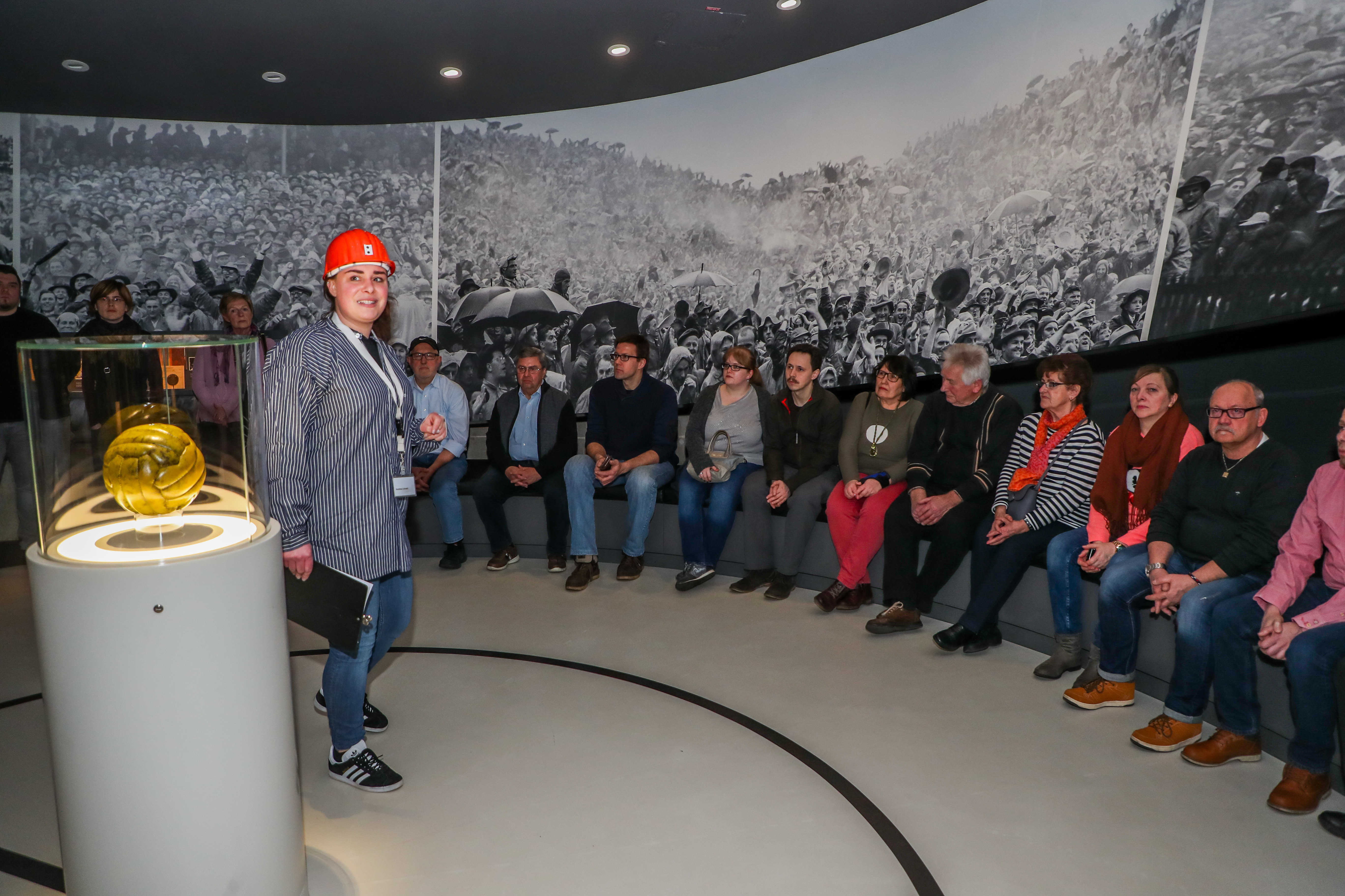 Eine Sonderführung durch die Ausstellung "Schichtwechsel" im Deutschen Fußballmuseum in Dortmund genießen Lokalkompass-Leser mit Museumsführerin Dorothea Csitneki.