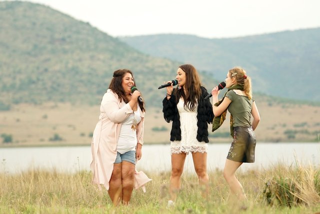 Am ersten Set des Auslands-Recalls am "Hippo Drive" performen (v.l.) Janina El Arguioui, Mia Gucek und Marie Wegener "Leiser" von LEA. | Foto: Foto: MG RTL D / Stefan Gregorowius