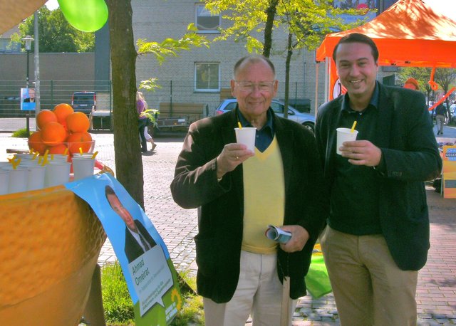 Auf dem Altenessener Forumsplatz anno 2014. Der jetzige Ratsherr und künftige Bezirksvertreter für Altenessen, Vogelheim und Karnap beim Orangensaft-Umtrunk mit Dr. Johannes Werner Schmidt von der CDU-Bezirksfraktion.