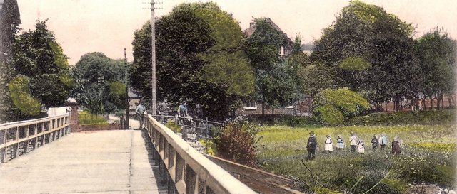 Die Haldener Fahrbrücke über die Lenne, kolorierte Postkartenaufnahme um 1890. Die Holzbrücke wurde erst 1904 durch einen Steinbau ersetzt.