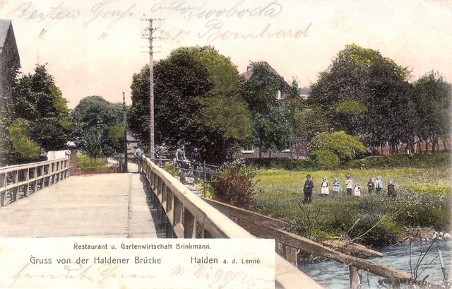 Die Haldener Fahrbrücke über die Lenne, kolorierte Postkartenaufnahme um 1890. Die Holzbrücke wurde erst 1904 durch einen Steinbau ersetzt.