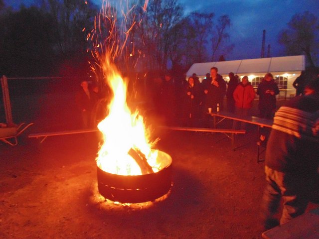 Klein, aber stimmungsvoll loderte das richtige Lagerfeuer dann ab Einbruch der Dunkelheit. | Foto: Aloysius Koch