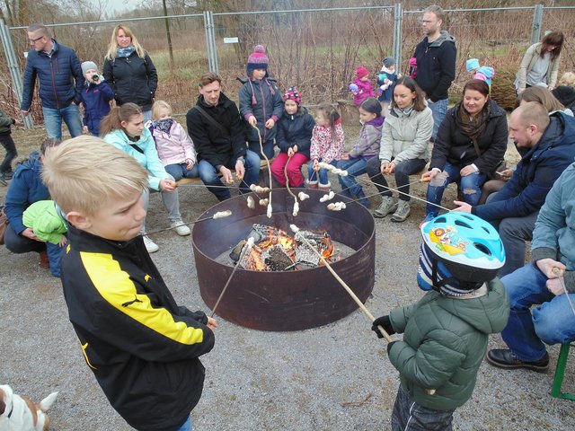 Mit mehr oder minder großem Erfolg buken die kleinen Gäste ihr Stockbrot. | Foto: Aloysius Koch