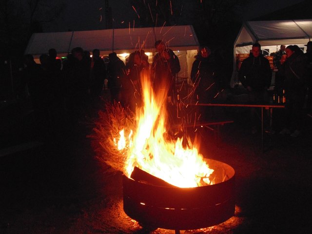 Angesichts des unfreundlichen und kalten Wetters wärmten sich die Besucher gerne am Lagerfeuer. | Foto: Aloysius Koch
