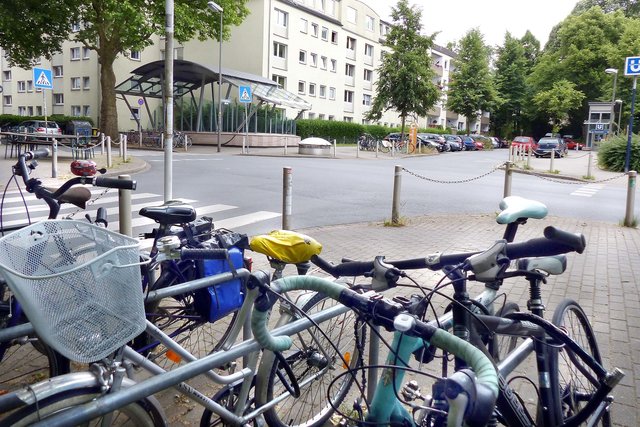 Wenn mehr kurze Wege mit dem Rad statt mit dem Auto zurück gelegt werden, sorgt dies für bessere Luftqualität. Denn gerade beim Radverkehr ist viel Luft nach oben. Hier an der Großen Heimstraße Ecke Kreuzstraße soll mit der Planung des Radschnellweges das Radlen zukünftig erleichtert werden.