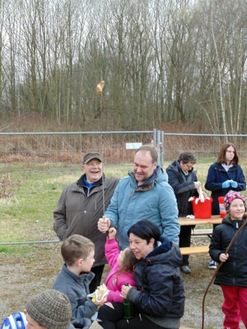 Jung und Alt hatten offensichtlich ihren Osterspaß am Osterfeuer der Oldtimerfreunde in Husen. | Foto: Aloysius Koch