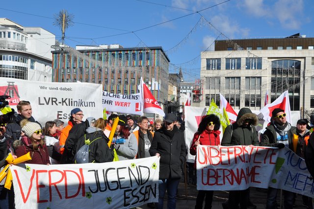 Am 10. April ist wieder ein großer Warnstreiktag im Öffentlichen Dienst geplant, wie hier auf dem Foto vom letzten Warnstreik am 20. März. | Foto: J. Kiel