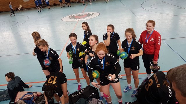 Geschmückt mit Medaillen und Pokal