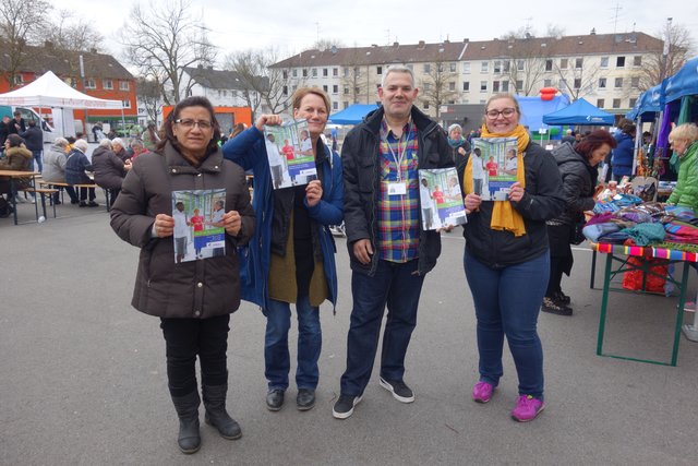 Wow, da steckt Wissenswertes drin:"Leben beim Allbau" eine bravouröse Broschüre, die es in sich hat - zeigt Annette Giesen, Allbau Sozialmanagerin (2. v. re.) mit Mitstreitern. Foto: Schattberg