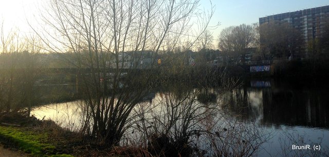 Über die Brücke gingen Menschen... im Vollbild erahnt man sie in der Wasserspiegelung!