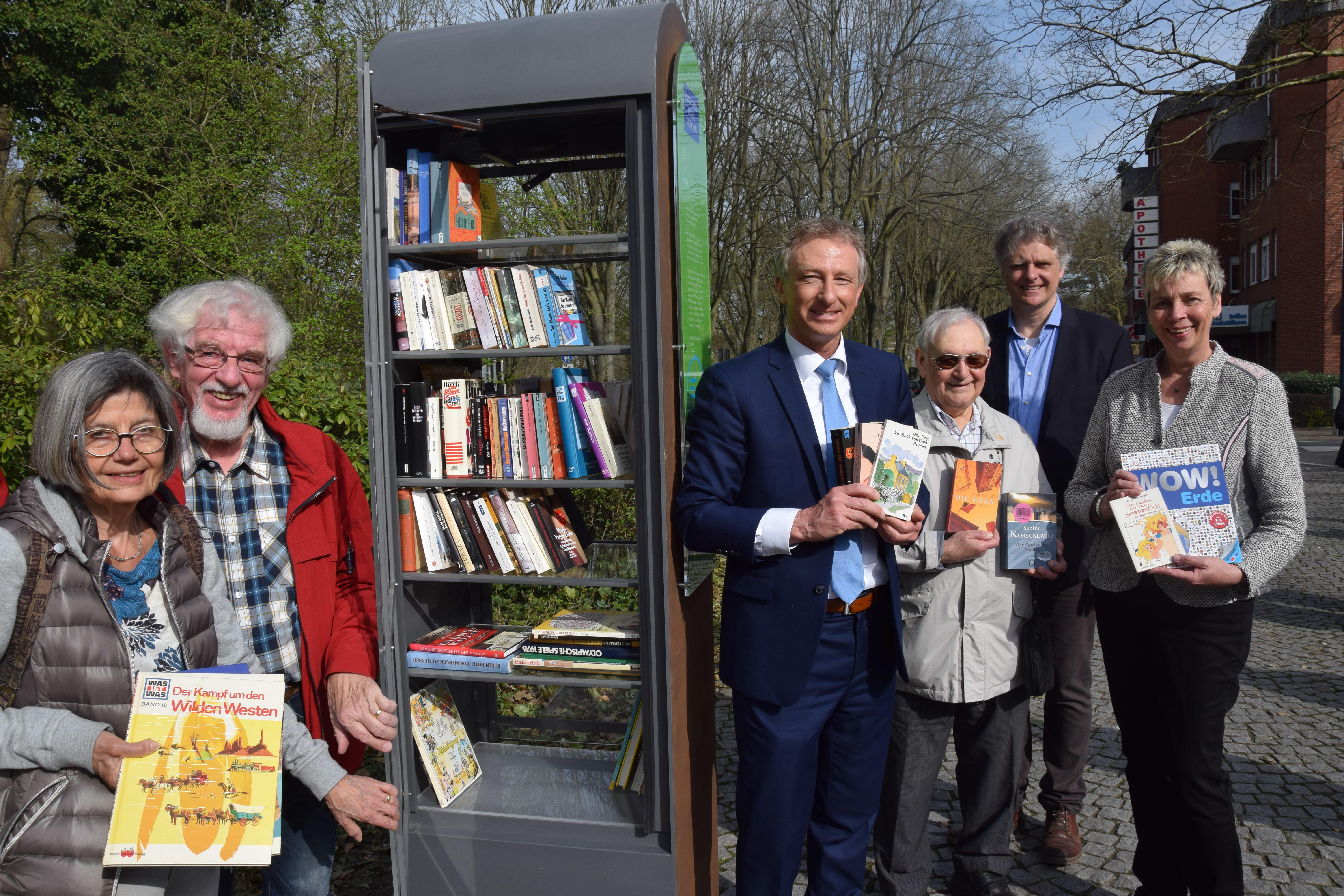 Monika und Klaus Pfauter (v.l.) eröffneten den Bücherschrank mit Dirk Wißel von Innogy, Gerhard Klug, Architekt Hans-Jürgen Greve und Bürgermeisterin Ulrike Drossel