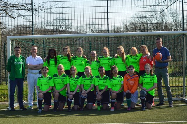 Die komplette Mannschaft der U17-Juniorinnen des SV Bommern mit den neuen Trikots zusammen mit den Ärzten des Hausarztzentrum Bommern. (Foto von Antonia Brammer)