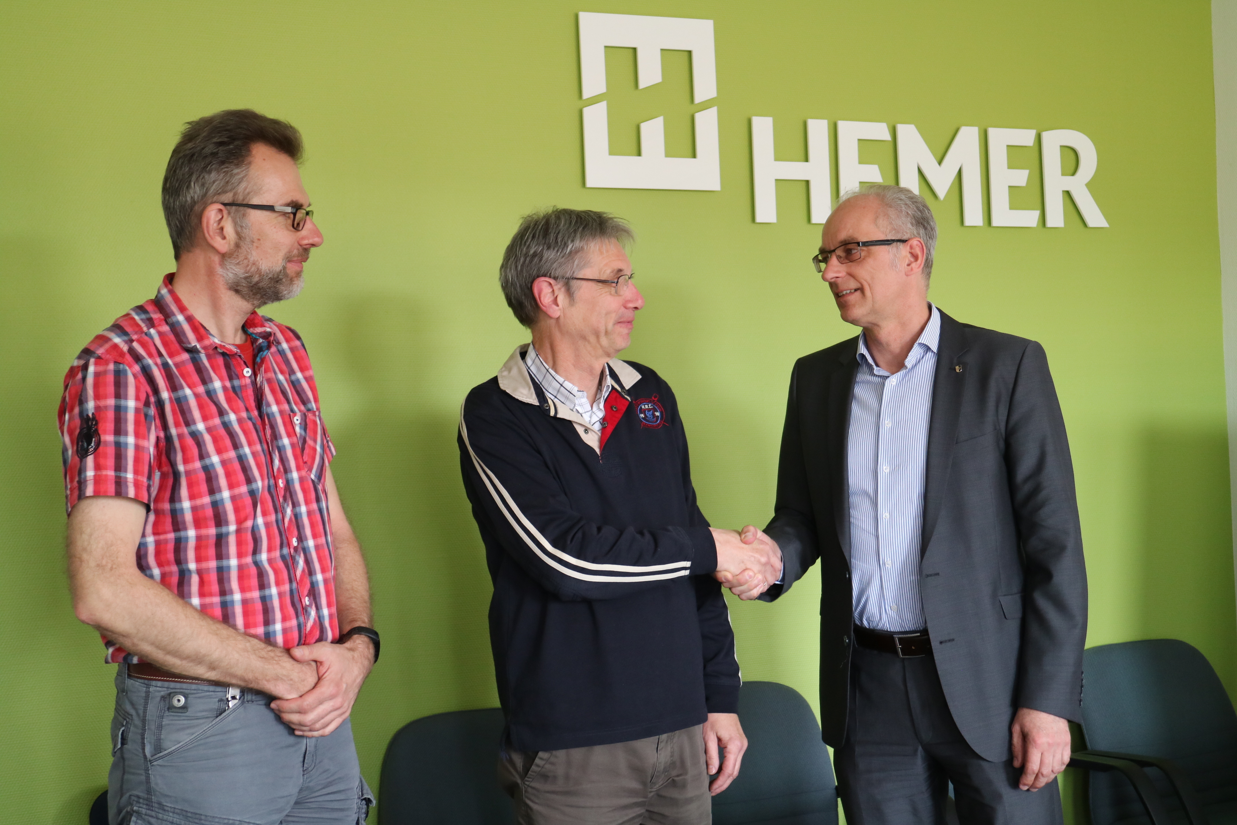 Trennung ohne Streit: Gemeinsam gaben UWG-Vorsitzender Klaus Schreiber (Mitte), UWG-Fraktionsvorsitzender Knut Kumpmann (li.) und Bürgermeister Michael Heilmann (re.), dessen Entscheidung bekannt, die Unabhängige Wählergemeinschaft zu verlassen. Foto: Goor-Schotten