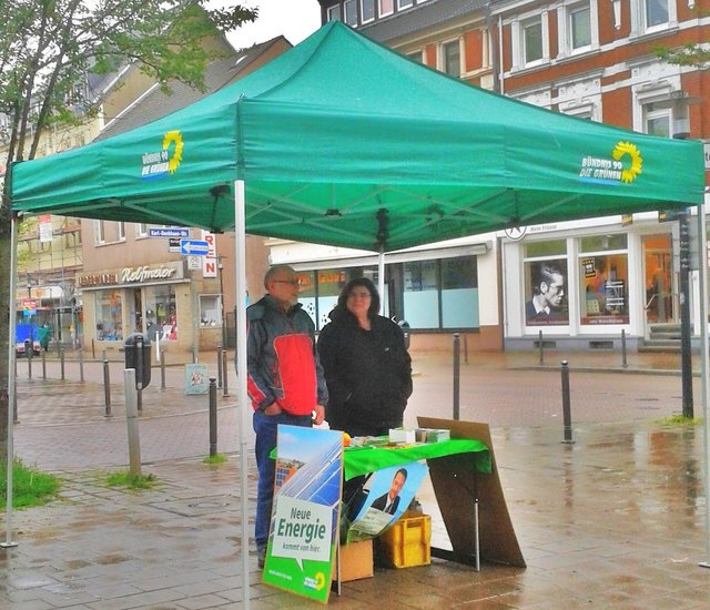 Die bisherige grüne Bezirksvertrterin für die BV 5, Christiane Wandtke - hier bei der politischen Arbeit auch bei Platzregen auf der Altenessener Strasse gemeinsam mit dem früheren grünen Kreisgeschäftsführer Joachim Drell