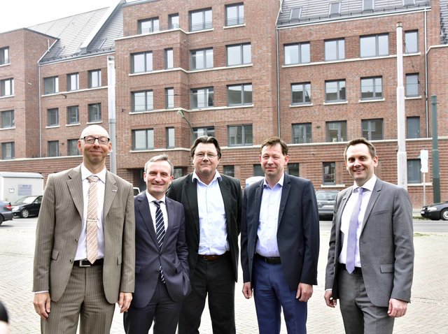 WOGEDO-Vorstand Andreas Vondran, OB Thomas Geisel, Architekt Stefan Forster, Stadtdirektor Burkhard Hintzsche und Dirk Mowinski (v.l.).