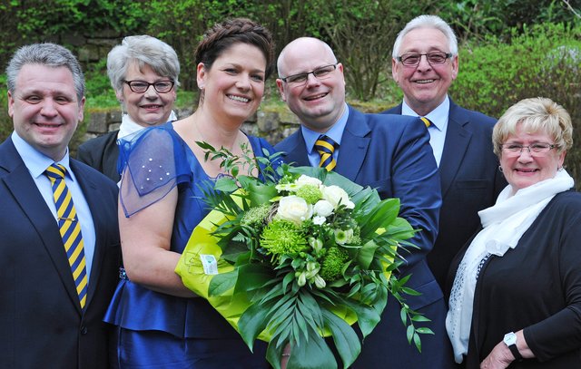 Das Langenfelder Prinzenpaar wird begleitet von den Adjutanten Sven (l.) und Hans-Willi (2.v.r.) sowie den Hofdamen Uschi (2.v.l.) und Trudi (r.). Foto: Michael de Clerque