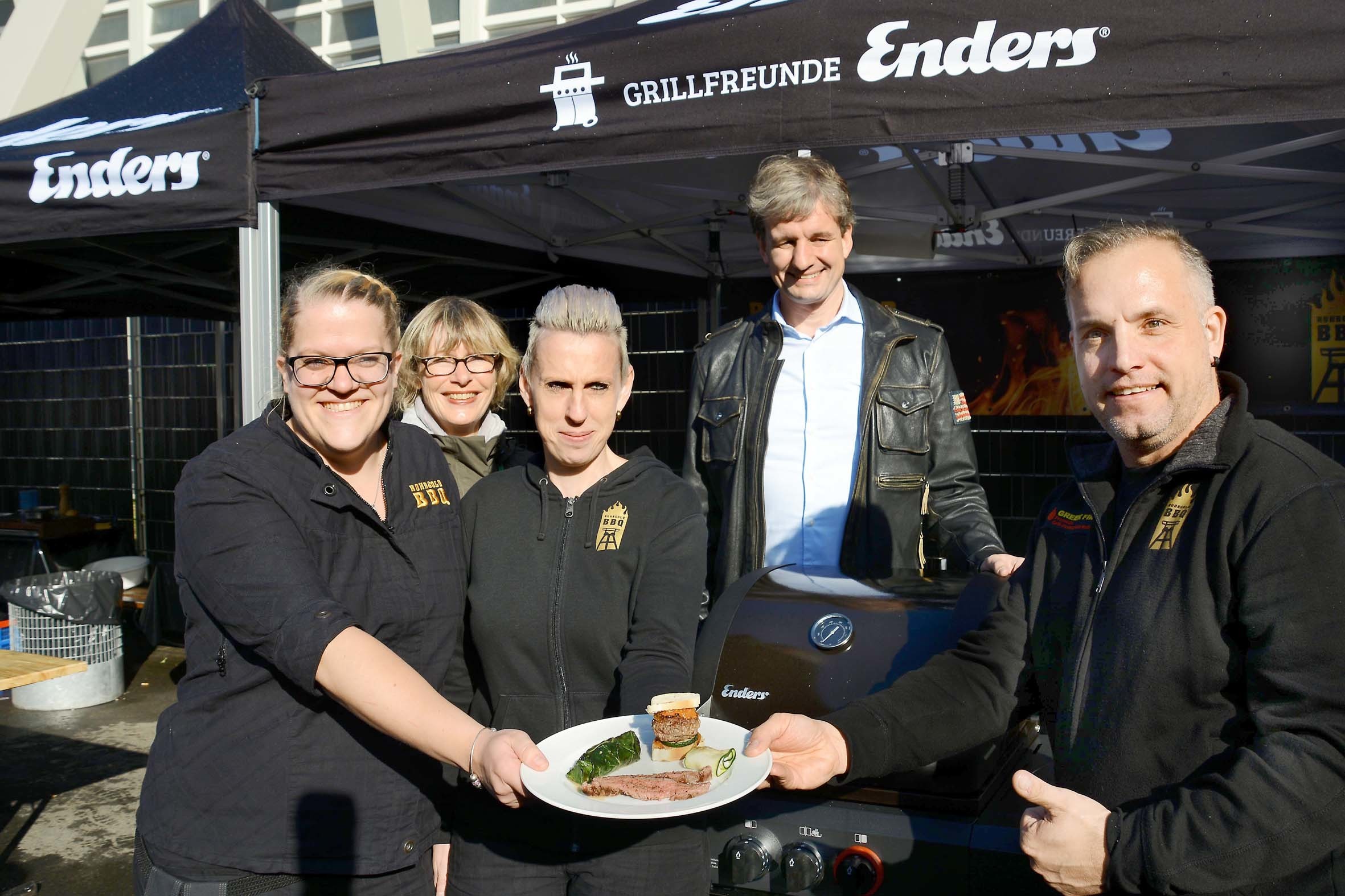 Das Team „Ruhrgold BBQ“ setzte sich 2017 am Tag der Deutschen Einheit gegen die drei anderen Teams durch und wurde „Dortmunder Grill-Champions 2017“. Erste Gratulanten waren Marina Schwarzkopf (Objektleiterin des Dortmunder Stadt-Anzeigers, 2.v.l.) und Enders-Geschäftsführer Dr. Matthias Herfeld (2.v.r.). Jedes Mitglied des Gewinner-Teams durfte einen der hochwertigen Enders-Gasgrill mit nach Hause nehmen.