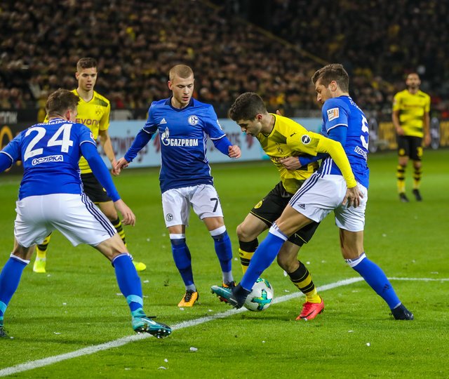 Matija Nastasic (r.) war zwar sowieso für das Derby gelbgesperrt. Der Abwehrspieler hat sich aber am vergangenen Wochenende sogar schwerer verletzt, zog sich einen kleinen Kreuzbandanriss im hinteren, rechten Knie zu und wird zwischen acht bis zwölf Wochen ausfallen.