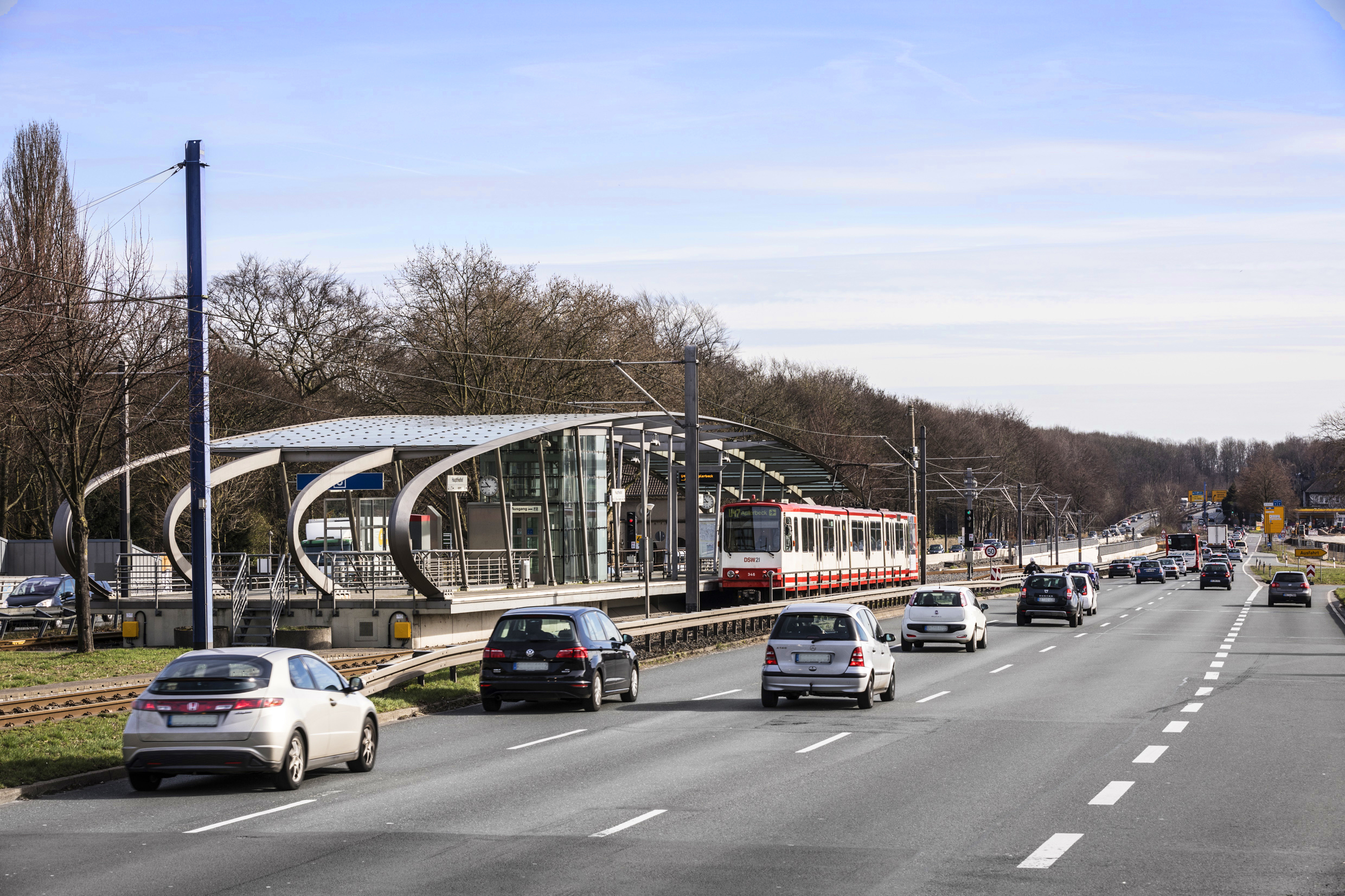 Der Ausbau der künftigen Autobahn A 40 erfolgt in drei Teilabschnitten. Der erste Bauabschnitt befindet sich zwischen Marsbruchstraße - hinten im Bild - und bis östlich der Nordstraße (Höhe Kurze Straße).