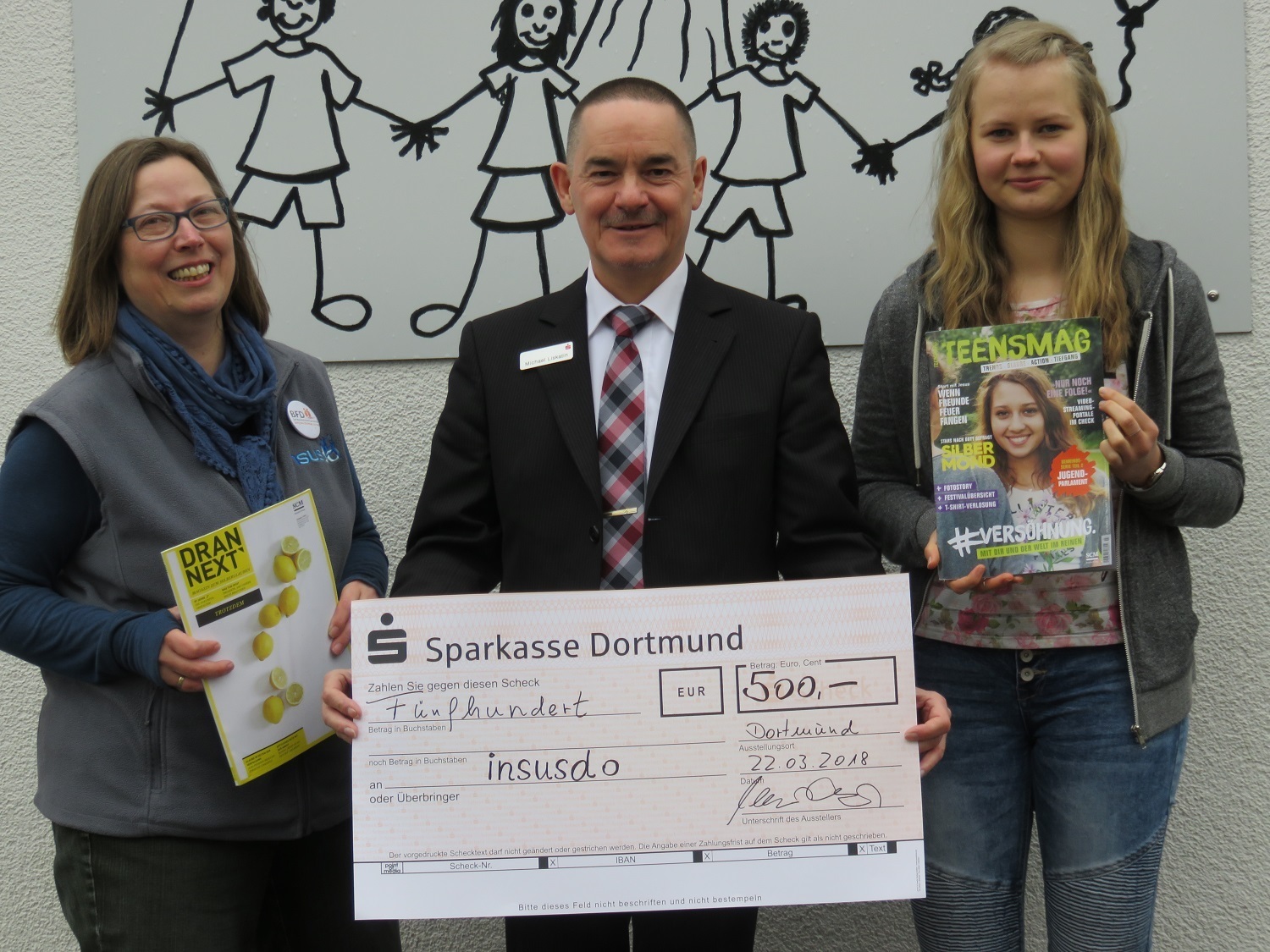 Bei der Sparkasse Dortmund, vertreten durch Michael Liskatin, den Leiter der Sparkassen-Filiale in Körne, bedanken sich für insusdo Initiative für Schülerinnen und Schüler in Dortmund e. V. Heike Klute und Freiwilligendienstleistende Hannah Reusch sowie Libori-Schulleiterin Erika Berninger (leider nicht auf dem Foto, weil zum Aufnahme-Zeitpunkt verhindert).