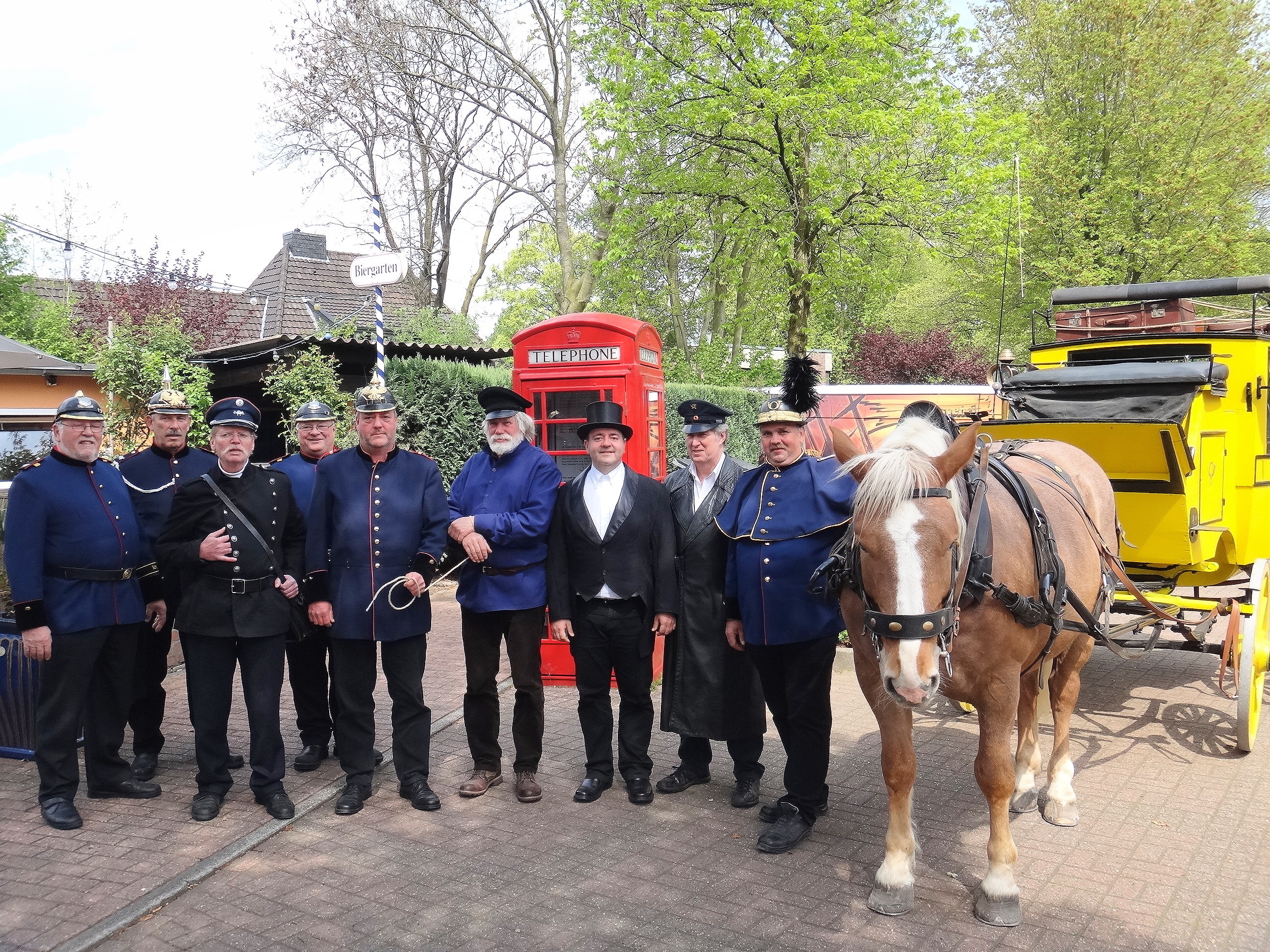 Merkwürdige Gestalten sind am 24. April in Weeze unterwegs. Schmuggeln sie etwa Schmuggelware im Sarg nach Weeze? Foto: privat