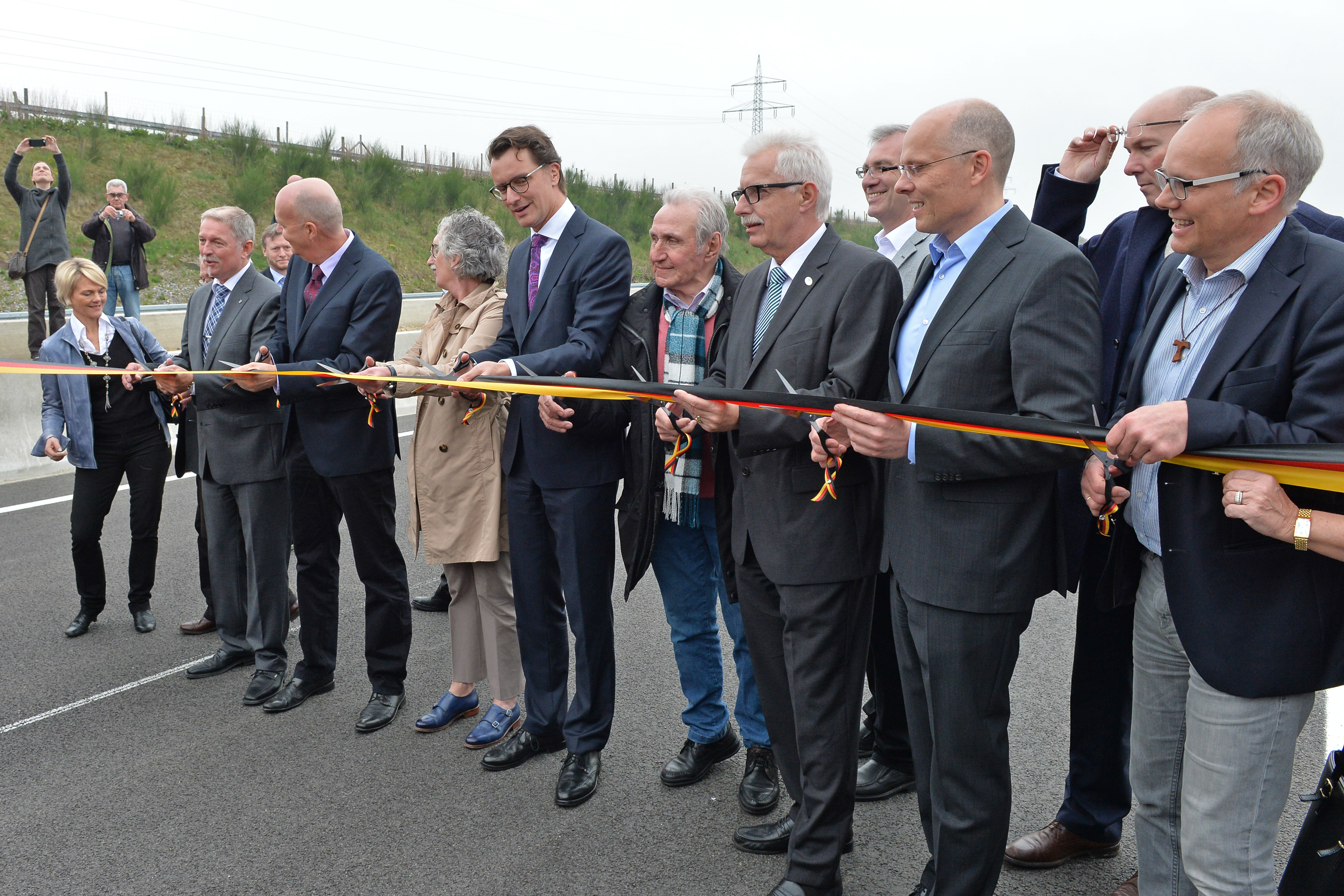 Die neue A44 zwischen der A3 und der B227 in Velbert soll eine der größten Lücken im nordrhein-westfälischen Autobahnnetz schließen. Gestern wurde feierlich das 4,6 Kilometer lange Teilstück eröffnet und für den Verkehr freigegeben.