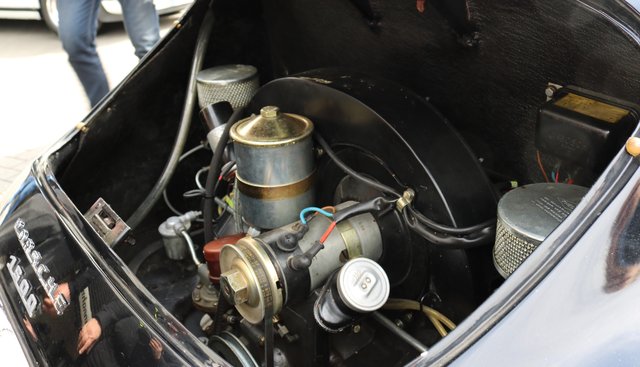 Bei der Tour de Rü kriegen die Besucher einen Einblick in die Technik der Oldtimer. Foto: Nils Krüger