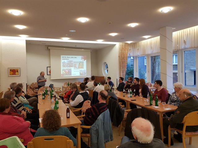 Die Mitglieder der SPD Holsterhausen hörten gespannt den Ausführungen des Vorsitzenden Benno Justfelder zu.