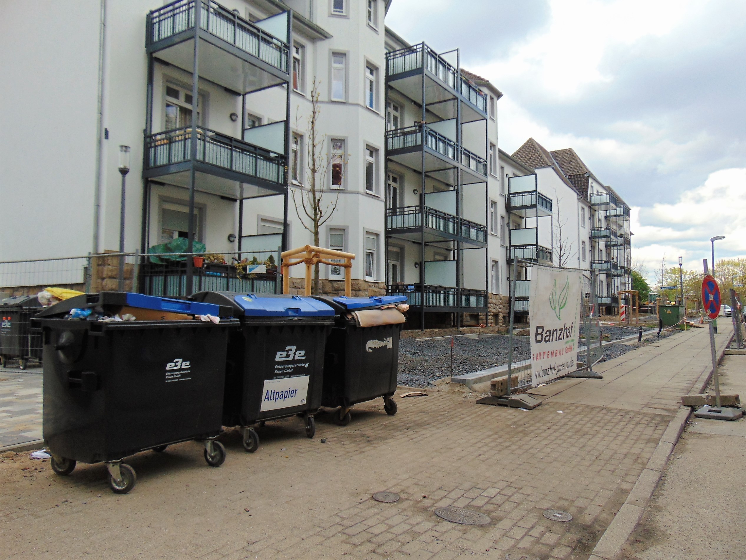 Balkon Südseite, unterhalb Stellplätze in Erstellung, rechts Altpapiercontainer