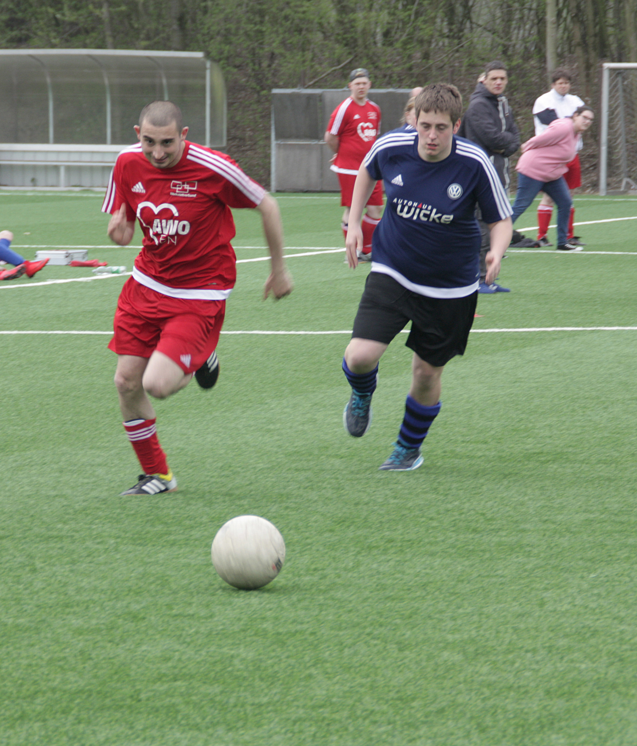 Szene aus dem Spiel Awo Hattingen (rot) gegen Hilda-Heinemann-Schule