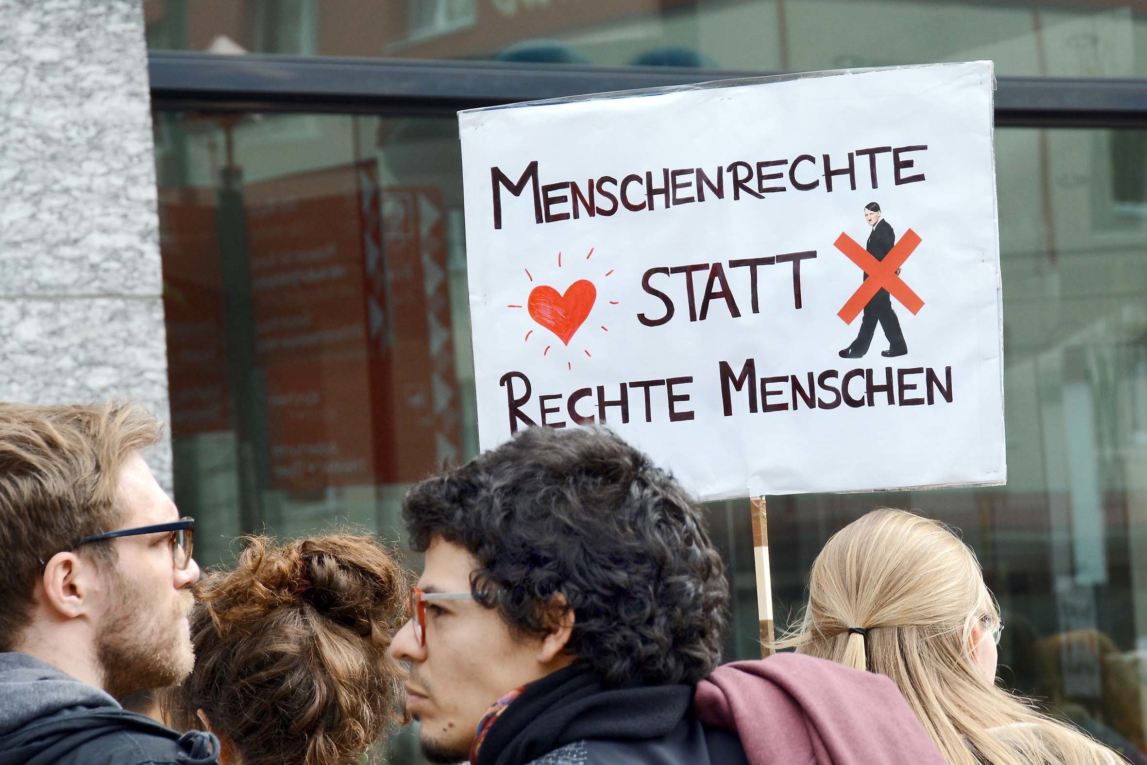 Friedlich demonstrierten mehrere tausend Menschen in Dortmund gegen Rechtsextremismus.