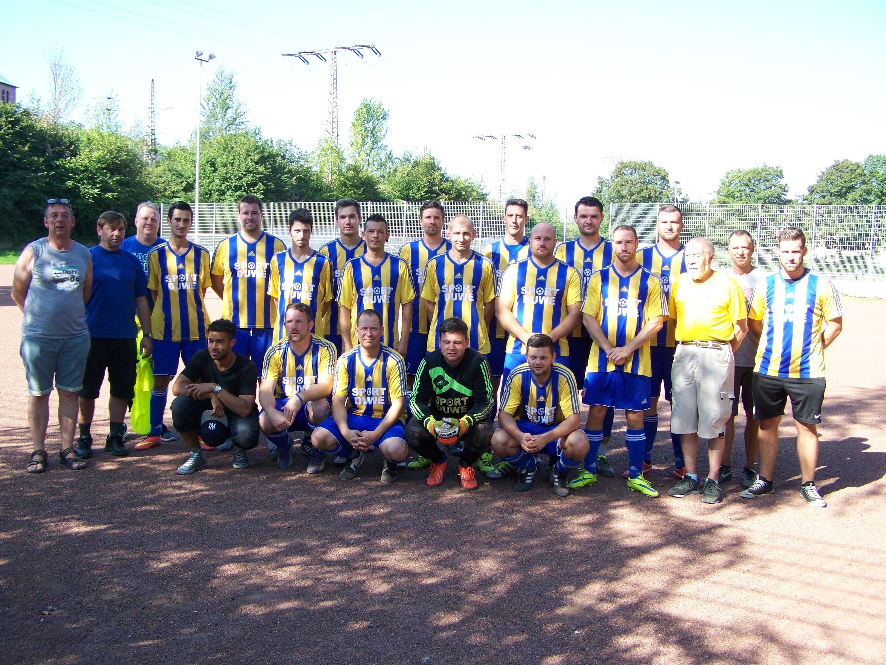 Holsterhauser SV, 1. Mannschaft (Photo Marx), hinten, v.l.: Jürgen Inkeit, 1. Vorsitzender, Trainer Peter Remte, Daniel Galinski, Betreuer Dirk Belusa, Thorsten Labomirzki, David Schober, Kevin Voss, Enver Shala, David Smeilus, Sascha von Bauer, Ralf Michaelis, Bernd Rinsche, Lukas Krawczyk, Adrian Schwarz, Alexander Kirchmann, Christian Ache, Helmut Koppelberg, Marc Belusa, davor, v.l.: Christopher Amissah, Lars Wuttke, Rene Curica, Sascha Ache, Lars Ache