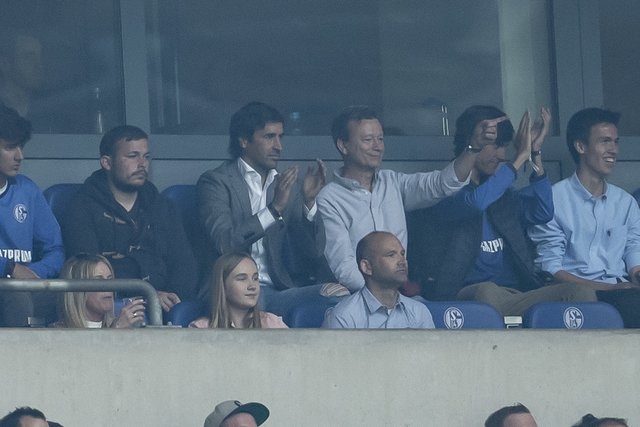 Hoher Besuch: Raúl Gonzalez Blanco (3.v..l.) war beim Revierderby auf Schalke zu Gast und betonte vor dem Anpfiff, dass der S04 einen sehr großen Platz in seinem Herzen hätte.