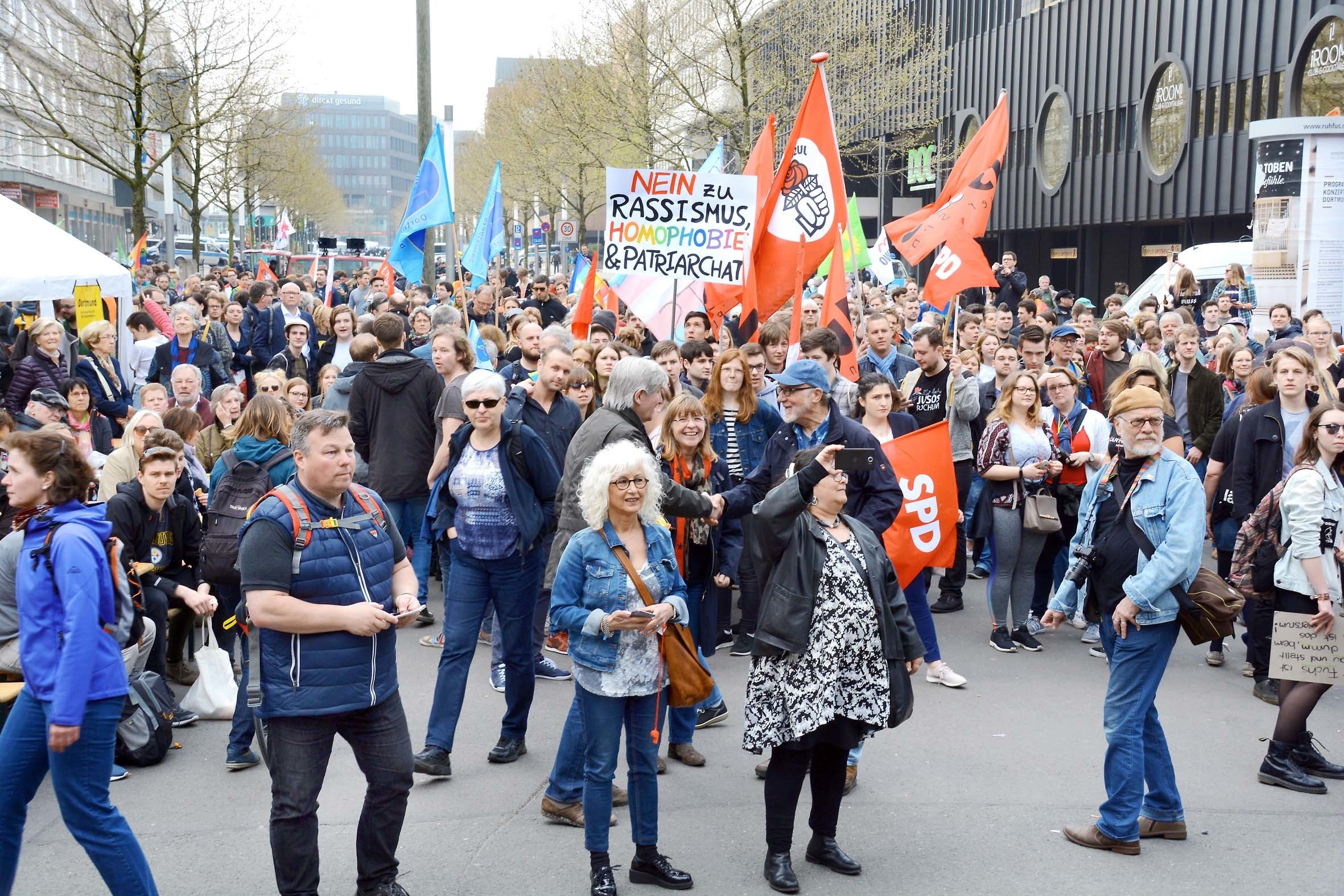 Friedlich demonstrierten rund 1500 Dotmunder in der bürgerlichen Demo des DGB und Kirchekreises an der Katharinentreppe gegen den rechten Marsch in der Dortmunder City.