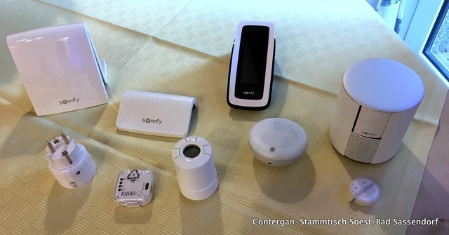 Die Produktpalette ist groß. Es gibt Geräte für die Steuerung vieler Einrichtungen im Haus oder in der Wohnung.