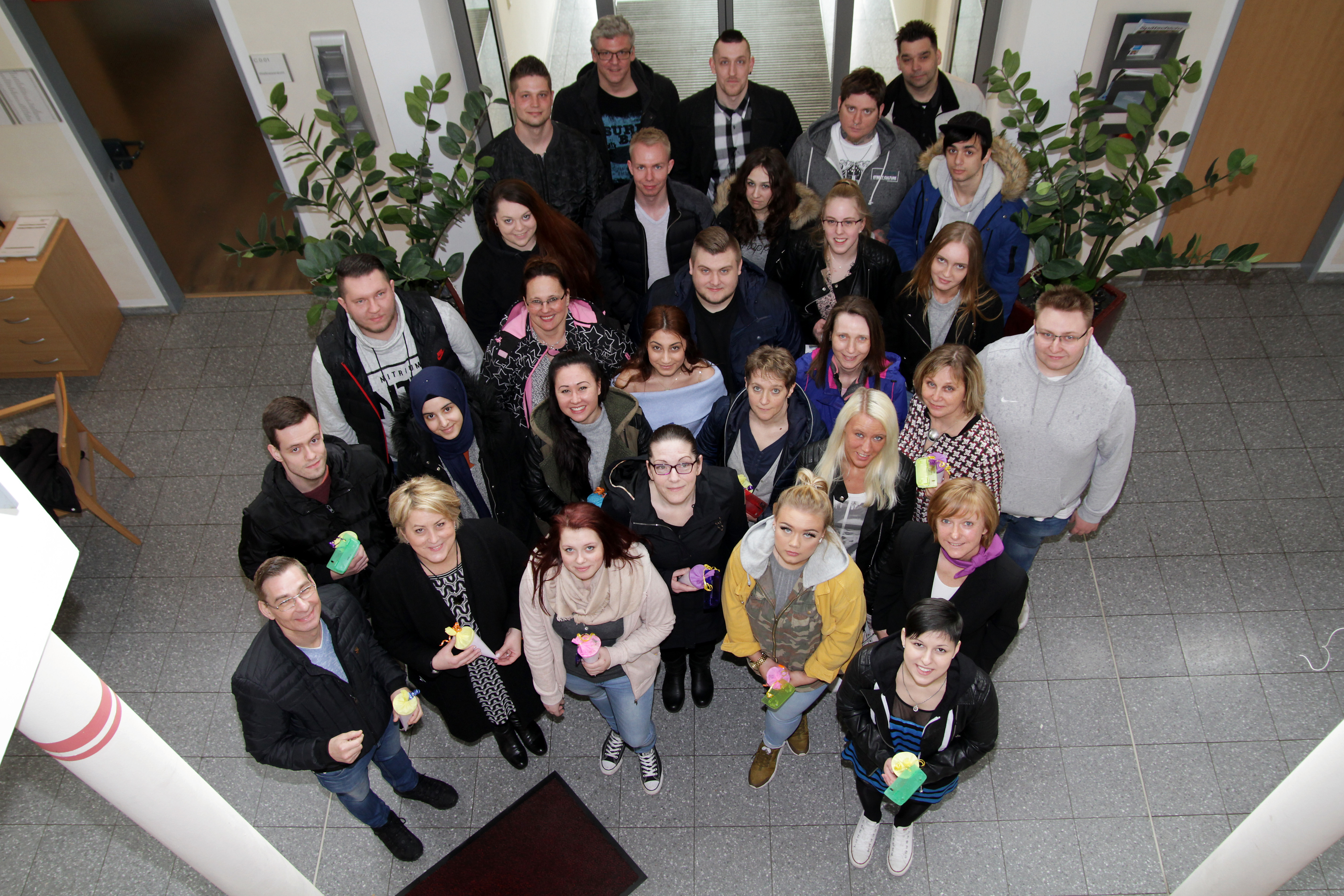 Die neuen Auszubildenden stellen sich mit ihren Dozenten zum Gruppenfoto.