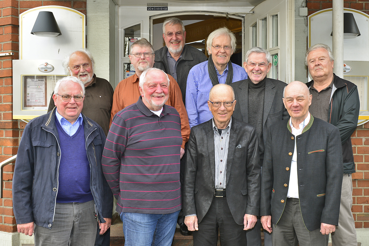 Im Restaurant "Jammerkrug" trafen sich am vergangenen 14. April zur 55. Abiturientia von li.: Klaus Eisenacher, Prof. Hans-Jürgen Weber, Prof. Paul Derks, Wolfgang Röken, Hans-Jörg Matanovic, Heinz-Jürgern Ebenrett, Dr. Michael Schumacher, Klaus Möller, Bruno Bergens, Johannes Dinkelborg. Foto: Kariger