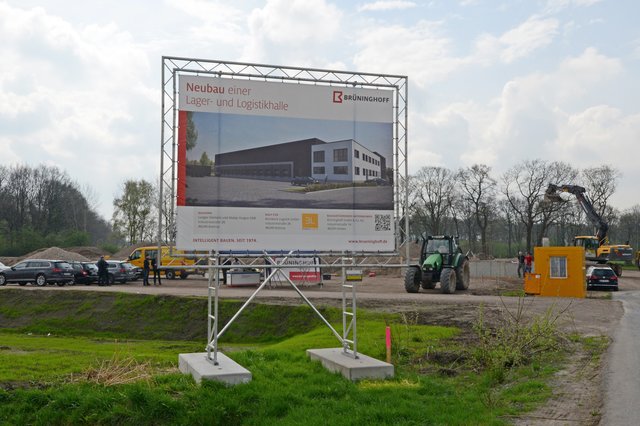 Um den gestiegenen Kundenanforderungen gerecht zu werden, wird auf einem Grundstück mit etwa 9.500 qm Fläche eine moderne Logistikanlage, nach den Plänen des Lembecker Architekten Ralf Badura, gebaut.