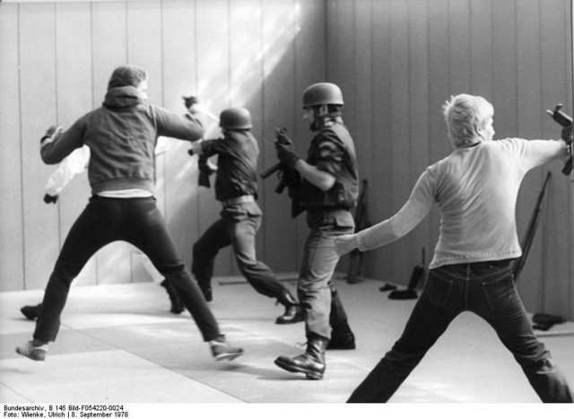 Bundeskanzler Schmidt besichtigt GSG 9 in Hangelar
Angehörige der Sondereinheit des Bundesgrenzschutzes - GSG 9 - bei der Ausbildung.