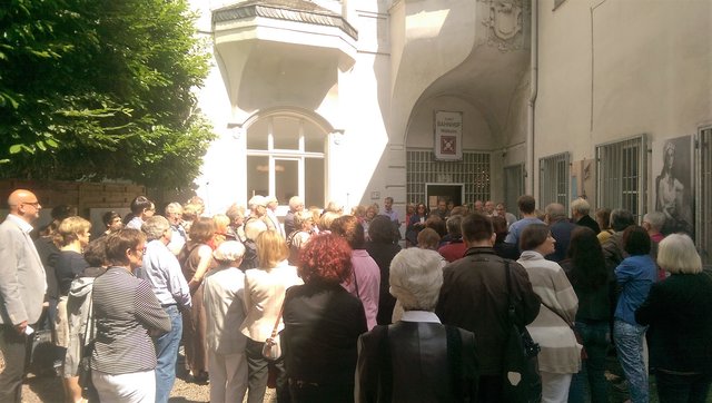 Andrang im Galeriehof in der Ruhrstraße 3 im KunstQuartier