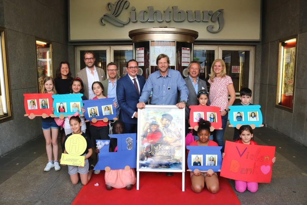 v. l. n. r. Janina Krüger (Ehrenamt Agentur Essen e. V.), Tim Geldmacher (MENSCHENMÖGLICHES e. V.), Niklas Jakob Wilcke (Ehrenamt Agentur Essen e. V.), OB Thomas Kufen, Henning Baum, Frank Buchheister (Rotary Club Essen-Ruhr), Simone Oster (MENSCHENMÖGLICHES e. V.) und die Kinder der Bodelschwinghschule (Foto Hendrik Rathmann)
